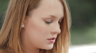Девушка в одиночестве скучает на даче